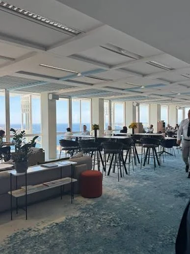 Architecture contemporaine évoquant l’ancrage marseillais du cabinet